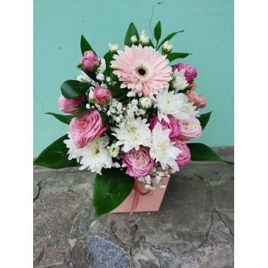 Композиція з квітів у коробці